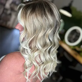 Haarfarbe Blond Toupiersträhnen und im Konturenbereich Face Frame