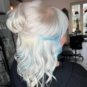 Platinblond und blauen Highlights